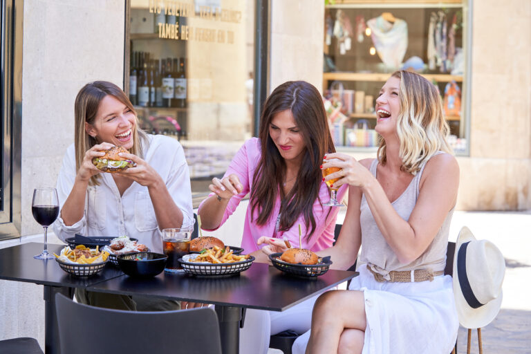 female friends eating at a cafe